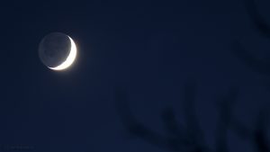 Zunehmender Mond mit Erdlicht am 3. Dezember 2016 um 17:15 Uhr