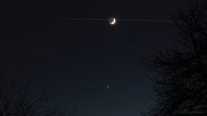 Mond mit Kondensstreifen und Venus am 3. Dezember 2016 um 17:22 Uhr