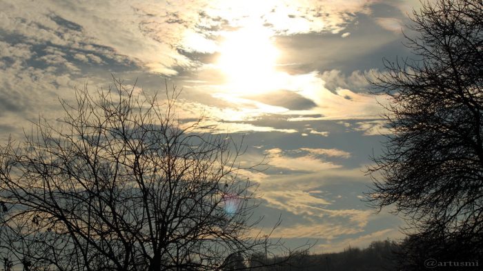 Sonne mit irisierenden Wolken am 8. Dezember 2016 um 14:14 Uhr