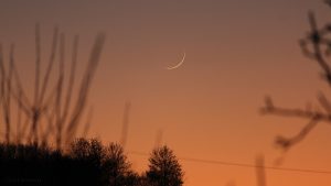 Schmale Mondsichel nach Neumond am 30. Dezember 2016 um 17:13 Uhr