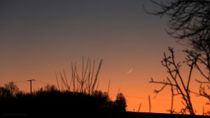 Schmale Mondsichel nach Neumond am 30. Dezember 2016 um 17:15 Uhr