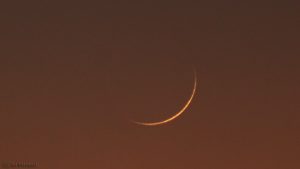 Schmale Mondsichel nach Neumond am 30. Dezember 2016 um 17:15 Uhr