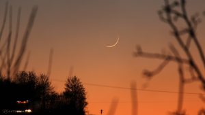 Schmale Mondsichel nach Neumond am 30. Dezember 2016 um 17:17 Uhr