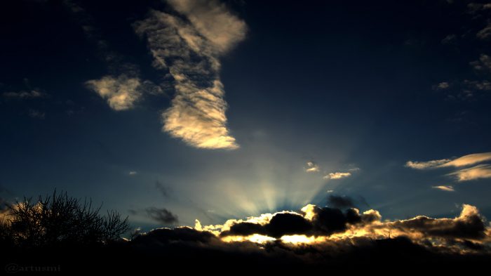 Wolkenstrahlen am Südwesthimmel am 4. Januar 2017 um 15:32 Uhr