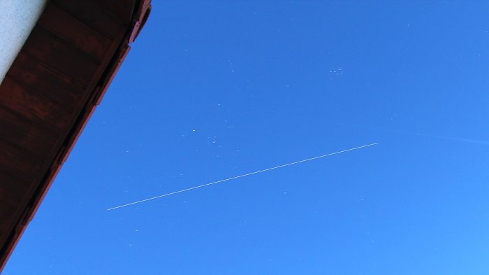 Hyaden, Plejaden und Strichspur der ISS am 13. Februar 2017 um 18:21 Uhr