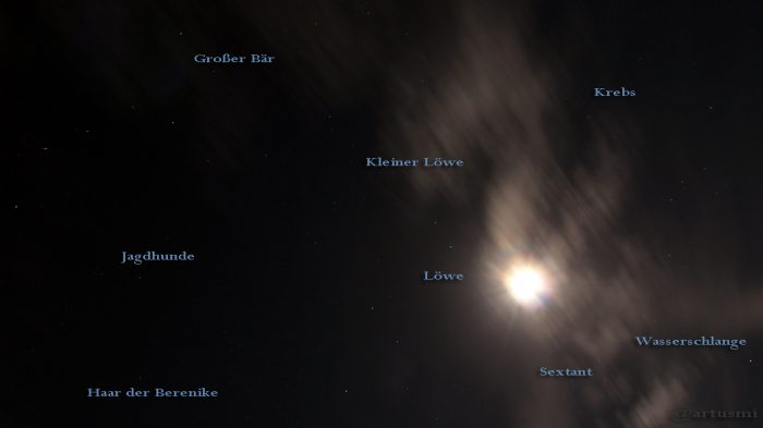 Sternbilder und Mond am 10. März 2017 um 23:17 Uhr