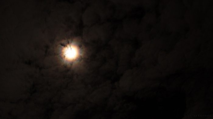 Kränze um den Mond am 10. März 2017 um 23:24 Uhr