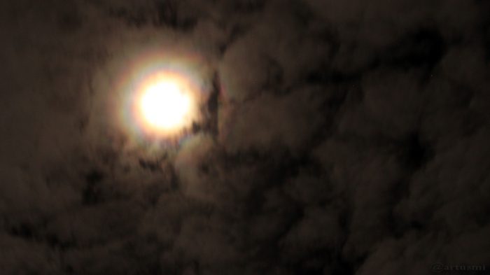 Kränze um den Mond am 10. März 2017 um 23:25 Uhr