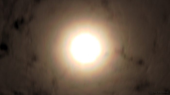 Kränze um den Mond am 10. März 2017 um 23:28 Uhr