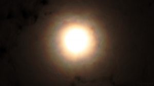 Kränze um den Mond am 10. März 2017 um 23:28 Uhr