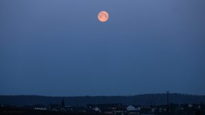 Mond über dem Westhorizont am 13. März 2017 um 06:40 Uhr