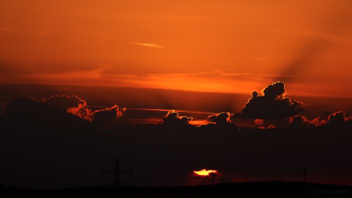 Sonnenuntergang hinter Wolken am 28. März 2017 um 19:38 Uhr