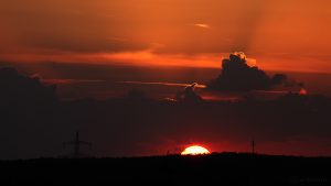 Sonnenuntergang hinter Wolken am 28. März 2017 um 19:41 Uhr