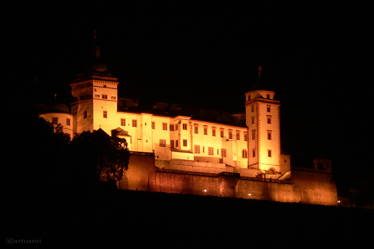 Festung Marienberg in Würzburg bei Nacht