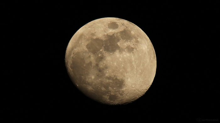 Mond mit randfernem Mare Crisium am 8. April 2017 um 20:38 Uhr