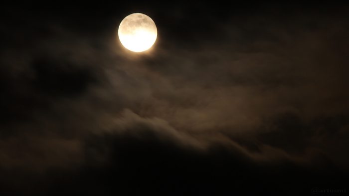 Mond hinter Wolken am 10. April 2017 um 21:29 Uhr