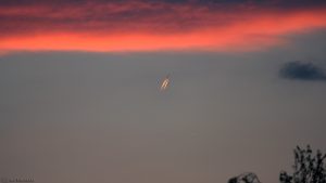 Flugzeuge im Abendrot am Westhimmel - 16. April 2017, 20:21 Uhr