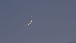 Zunehemende, schmale Mondsichel am 28. April 2017 um 20:51 Uhr