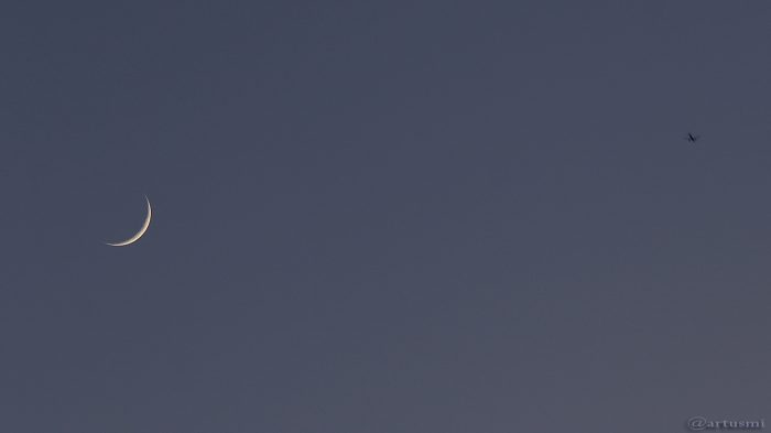 Schmale Mondsichel mit Flugzeug am 28. April 2017 um 20:54 Uhr