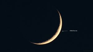 Mondsichel und Aldebaran am 28. April 2017 um 21:11 Uhr