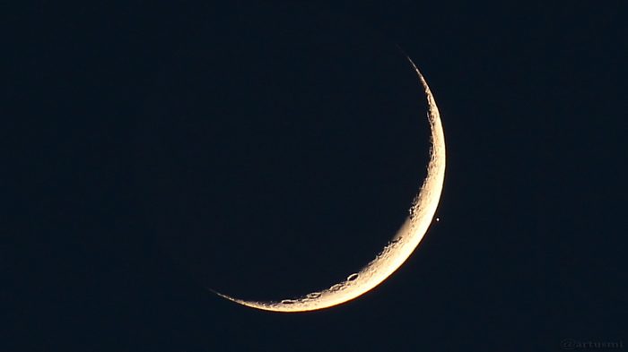 Mondsichel und Aldebaran am 28. April 2017 um 21:12 Uhr