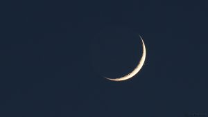 Mondsichel und Aldebaran am 28. April 2017 um 21:12 Uhr