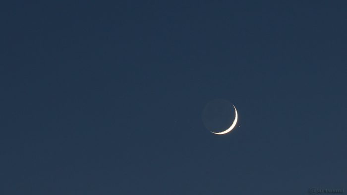 Mondsichel und Aldebaran am 28. April 2017 um 21:18 Uhr