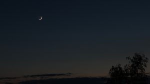 Mondsichel, Aldebaran und Mars am 28. April 2017 um 21:27 Uhr