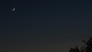 Mondsichel, Aldebaran und Mars am 28. April 2017 um 21:27 Uhr