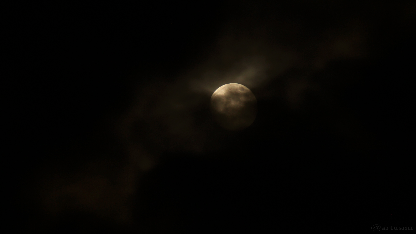 Mond hinter Wolken am 8. Mai 2017 um 22:18 Uhr