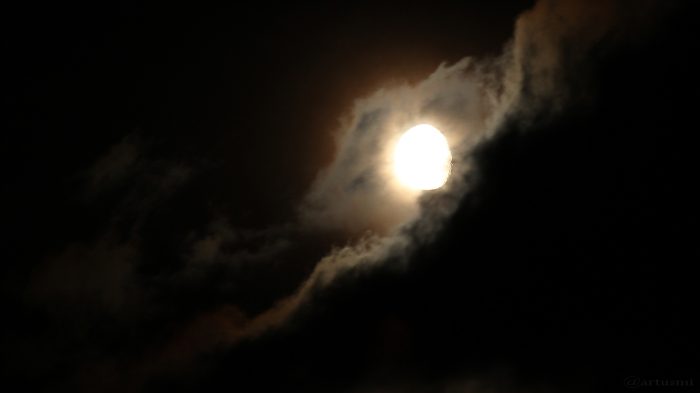 Mond hinter Wolken am 15. Mai 2017 um 03:33 Uhr