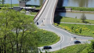 Blick vom Panoramaweg auf Kreisverkehr der B 13