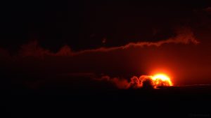 Zwischen Wolken untergehende Sonne am 30. Mai 2017 um 20:57 Uhr
