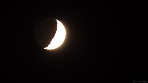 Zunehmender Mond mit Erdlicht am 30. Mai 2017 um 22:36 Uhr