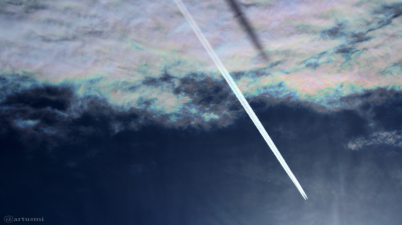Irisierende Wolken mit Kondensstreifen am 8. Juni 2017 um 18:43 Uhr