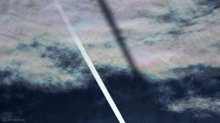 Irisierende Wolken mit Kondensstreifen am 8. Juni 2017 um 18:43 Uhr