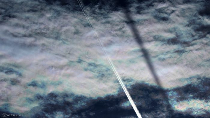 Irisierende Wolken mit Kondensstreifen am 8. Juni 2017 um 18:44 Uhr