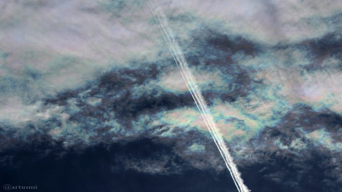 Irisierende Wolken mit Kondensstreifen am 8. Juni 2017 um 18:45 Uhr