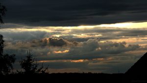 Wolkenverhangener Westhimmel am 29. Juni 2017 um 20:54 Uhr