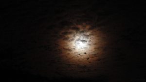 Zunehmender Mond mit Hof hinter Wolken am 4. Juli 2017 um 00:00 Uhr