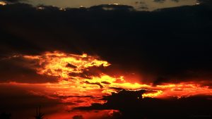Westhimmel mit Sonne hinter Wolken während Gewitter am 6. Juli 2017 um 21:02 Uhr