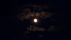 Gewitterpause - zunehmender Mond am Südhimmel am 6. Juli 2017 um 22:13 Uhr