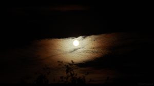 Mond am 8. Juli 2017 um 23:23 Uhr mit Hof hinter Wolken
