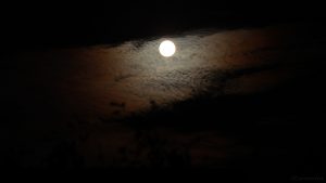 Mond am 8. Juli 2017 um 23:24 Uhr mit Hof hinter Wolken