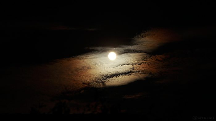 Mond am 8. Juli 2017 um 23:25 Uhr mit Hof hinter Wolken