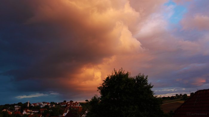 Markante Wolken am Südhimmel während des Sonnenuntergangs am 11. Juli 2017 um 21:13 Uhr