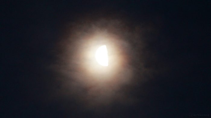 Abnehmender Mond mit Kranz am 16. Juli 2017 um 04:41 Uhr hinter Wolken