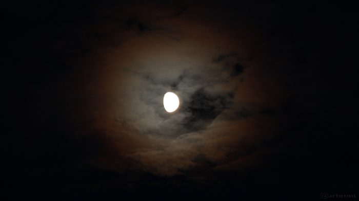 Zunehmender Mond mit Hof am 2. August 2017 um 21:50 Uhr