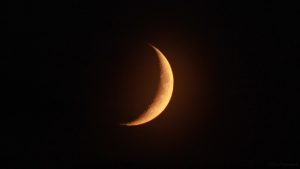 Unbearbeitetes Bild der Sichel des zunehmenden Mondes am 25. August 2017 um 21:09 Uhr