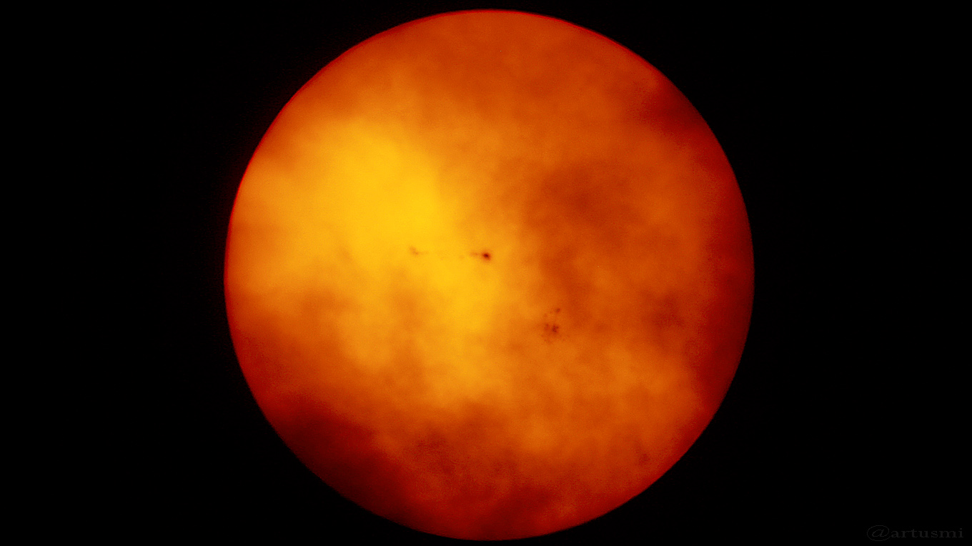 Sonne mit Sonnenflecken am 4. September 2017 um 13:48 Uhr hinter Wolken